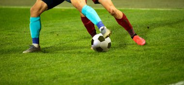 Futbol oyuncularının futbol için savaştığı pankart