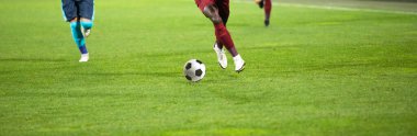 Futbol oyuncularının futbol için savaştığı pankart