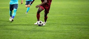 Futbol oyuncularının futbol için savaştığı pankart