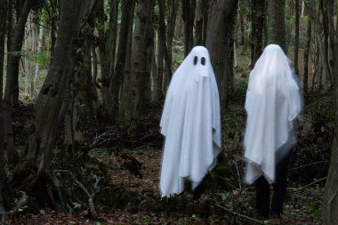 Karanlık bir ormanda hayalet Cadılar Bayramı geçmişi 