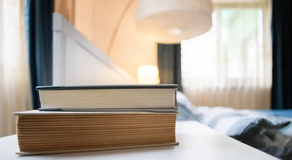 Boeken Slaapkamertafel Bij Bed — Stockfoto