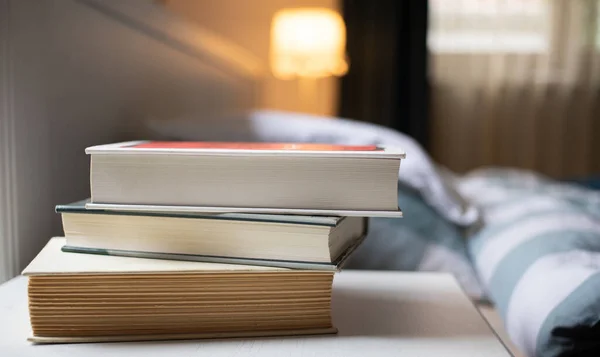 Livros Mesa Quarto Por Cama — Fotografia de Stock