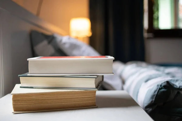 Boeken Slaapkamertafel Bij Bed — Stockfoto