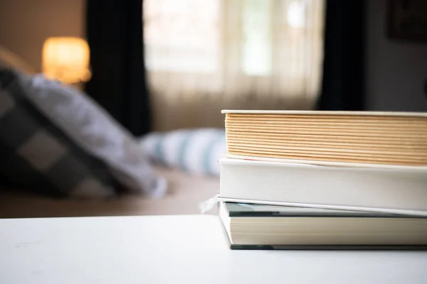 Livres Sur Table Chambre Coucher Lit — Photo