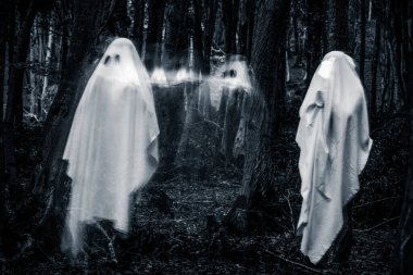 Karanlık bir ormanda hayalet Cadılar Bayramı geçmişi 