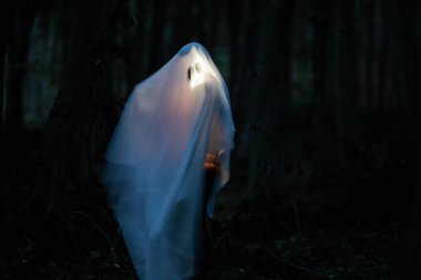 Karanlık bir ormanda hayalet Cadılar Bayramı geçmişi 