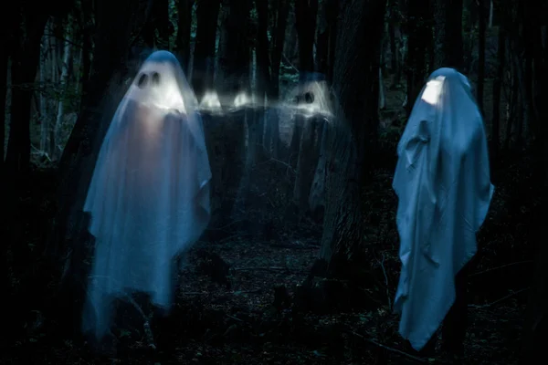 暗い森の中の幽霊ハロウィンの背景 — ストック写真