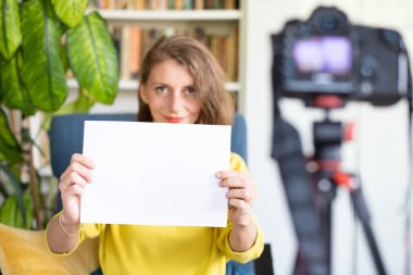 Öğretmen ya da vlogger çevrimiçi öğrenme üzerine bir ders kaydediyor