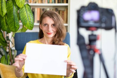 Öğretmen ya da vlogger çevrimiçi öğrenme üzerine bir ders kaydediyor