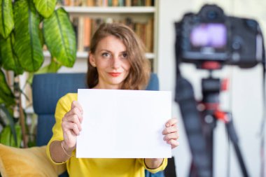 Öğretmen ya da vlogger çevrimiçi öğrenme üzerine bir ders kaydediyor