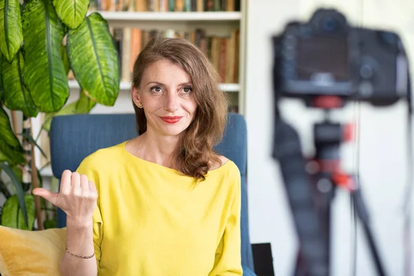 Insegnante Vlogger Registrare Una Lezione Sulla Fotocamera Apprendimento Online — Foto Stock