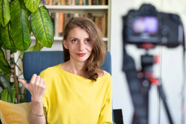 Insegnante Vlogger Registrare Una Lezione Sulla Fotocamera Apprendimento Online — Foto Stock