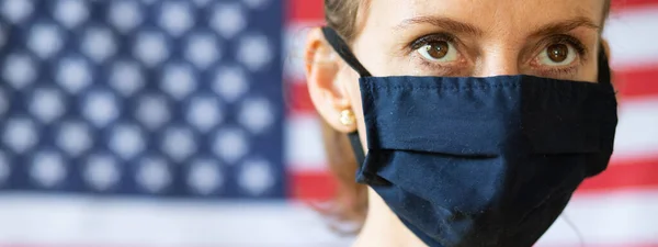 Mulher Usando Máscara Frente Das Eleições Bandeira Dos Eua Durante — Fotografia de Stock