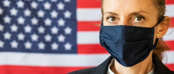 Žena Masce Před Volbami Pod Vlajkou Usa Během Covid — Stock fotografie