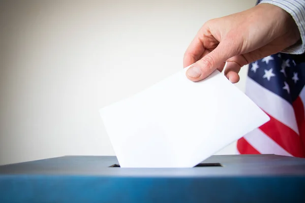 Hand Gibt Stimme Bei Wahlen — Stockfoto