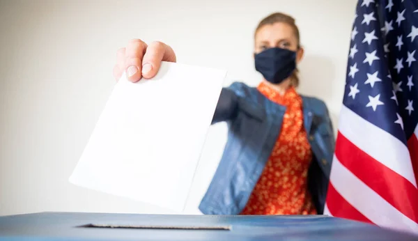 Mujer Usando Máscara Poniendo Voto Papeleta —  Fotos de Stock