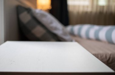 Kitaplar yatak odasındaki masanın üstünde.