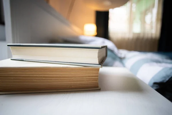 Livros Mesa Quarto Por Cama — Fotografia de Stock