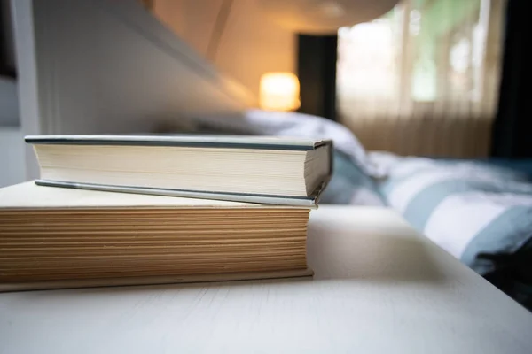 Книги Стіл Спальні Ліжком — стокове фото