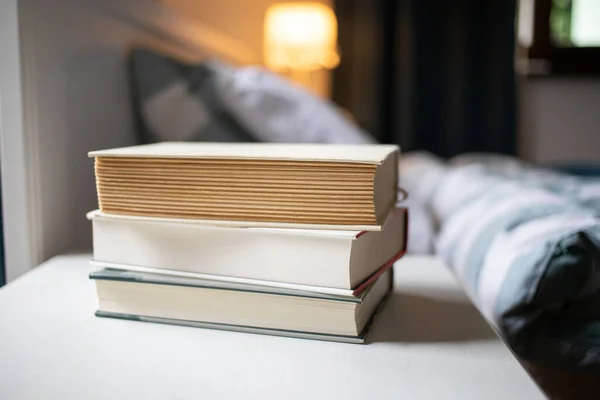 Livros Mesa Quarto Por Cama — Fotografia de Stock