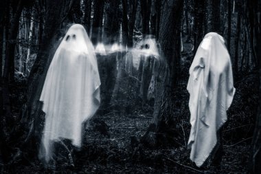 Karanlık bir ormanda hayalet Cadılar Bayramı geçmişi 