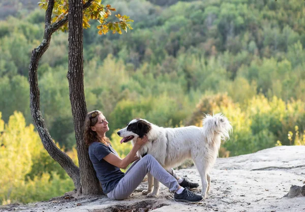 Mujer Perro Disfrutando Del Distanciamiento Social Aire Libre —  Fotos de Stock