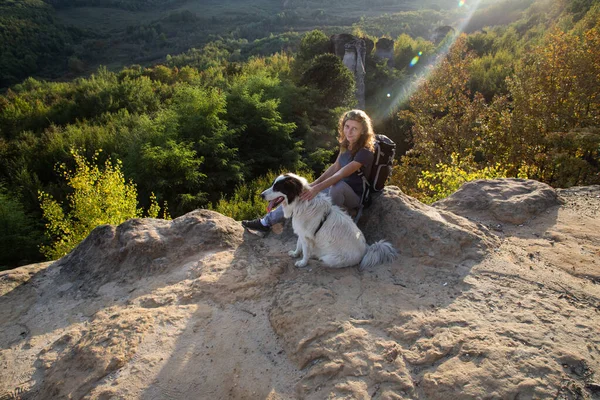 Vrouw Hond Genieten Van Buitenlucht Sociale Afstand — Stockfoto