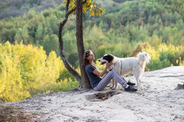 Femme Chien Appréciant Distance Sociale Plein Air — Photo