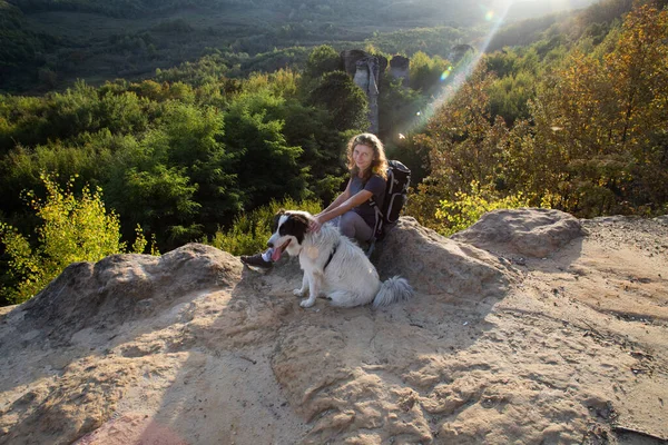 Kadın Köpek Açık Havanın Keyfini Çıkarıyorlar — Stok fotoğraf