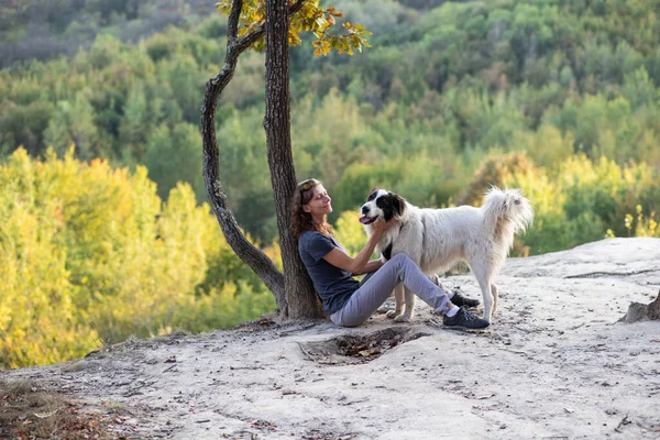 Mujer Perro Disfrutando Del Distanciamiento Social Aire Libre —  Fotos de Stock