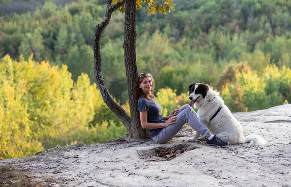 Femme Chien Appréciant Distance Sociale Plein Air — Photo