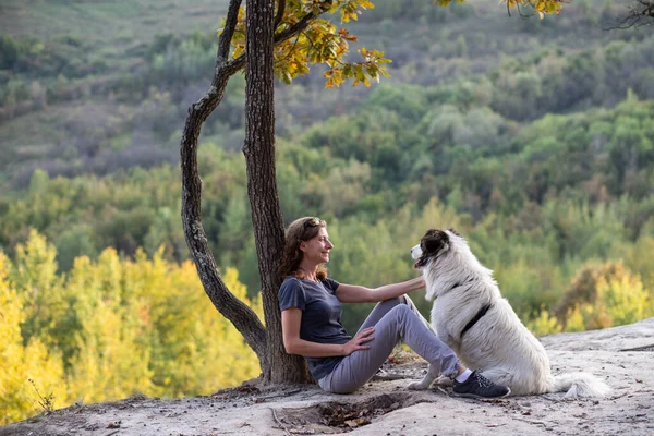 Femme Chien Appréciant Distance Sociale Plein Air — Photo