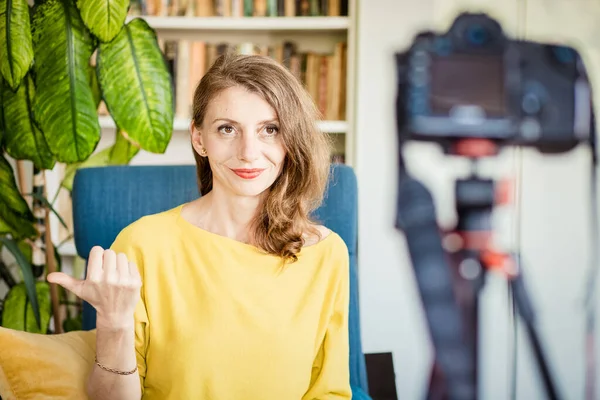 Insegnante Vlogger Registrare Una Lezione Sulla Fotocamera Apprendimento Online — Foto Stock