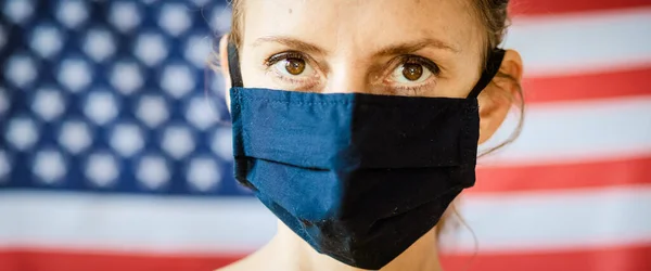 在美国国旗选举前戴口罩的女性 — 图库照片