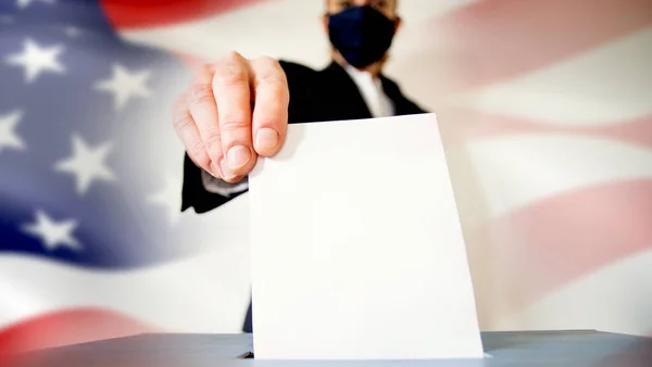 Mulher Usando Máscara Colocando Voto Cédula Frente Eleições Bandeira Dos — Fotografia de Stock