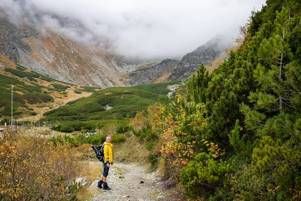 高い山での女性のトレッキング社会的距離 — ストック写真