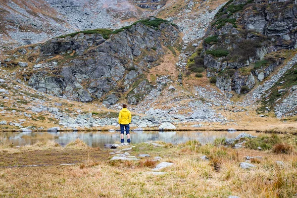 Kobieta Trekking Wysokich Górach Społeczny Dystans — Zdjęcie stockowe