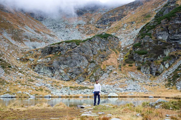 Bello Uomo Suo Cane Trekking Alta Montagna — Foto Stock