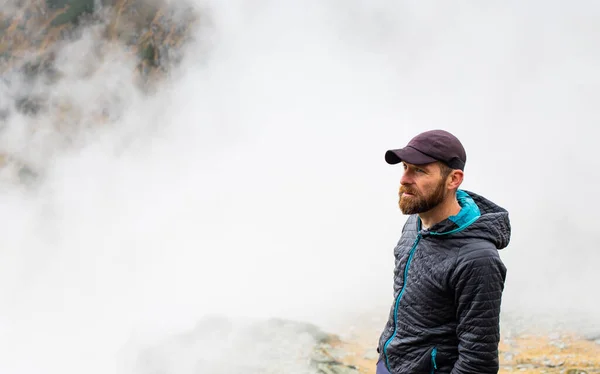 Schöner Männlicher Wanderer Nebligen Bergen Soziale Distanzierung — Stockfoto