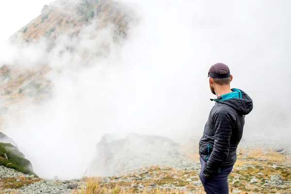 Bel Maschio Escursionista Montagne Nebbiose Distanza Sociale — Foto Stock