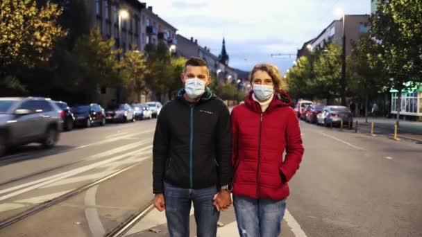 Para Nosi Maski Medyczne Stojąc Nocy Pandemie Wygaśnięcia Ruchu Covid Wideo Stockowe bez tantiem