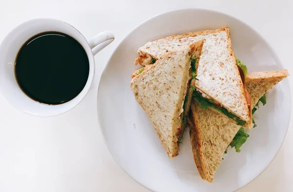 Amerikan kahvaltı sandviç ve kahve