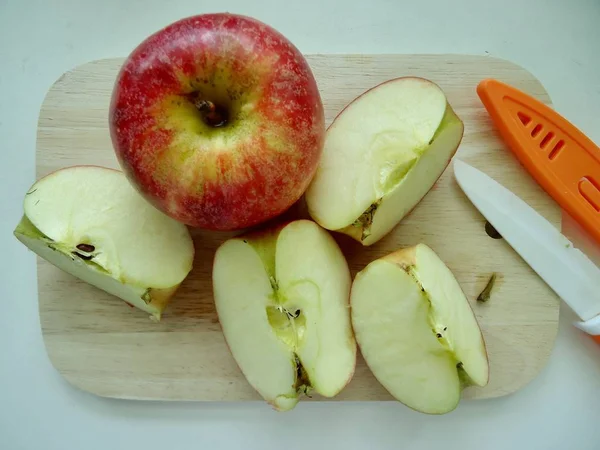 Roter Apfel Wurde Stücke Geschnitten — Stockfoto