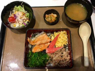 Somon bento kümesidir lezzetli Japon yemekleri