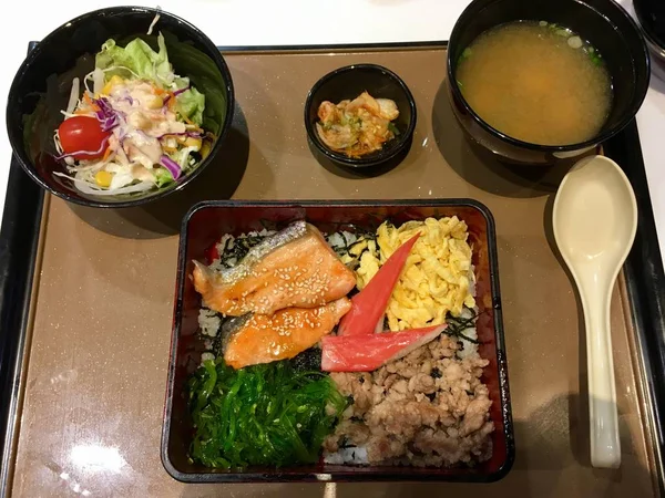 鮭のお弁当セットはおいしい日本食です — ストック写真