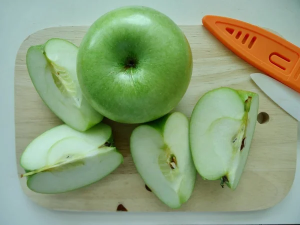 Zielone Jabłko Było Pocięte Kawałek — Zdjęcie stockowe