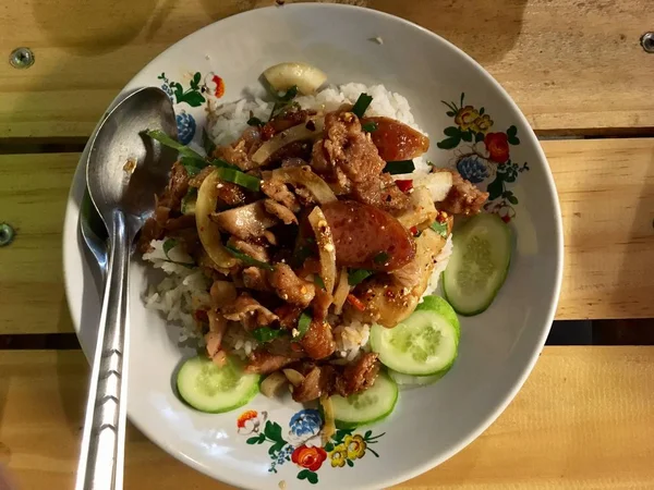 Salade Thaïlandaise Habillée Viande Mixte Épicée Avec Riz Ont Goût — Photo