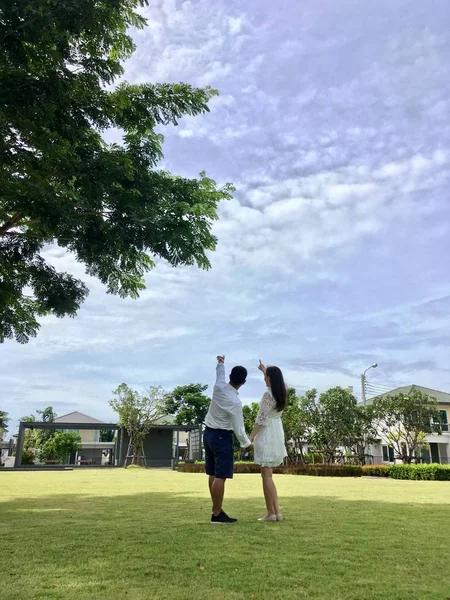 Casal Doce Romântico Namoro Parque — Fotografia de Stock