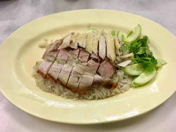 アジアのグルメハイナエス蒸し鶏肉とカリカリ豚バラ肉とご飯 — ストック写真