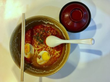 Haşlanmış yumurta ile Baharatlı udon ramen erişte, Japon gıda tarzı